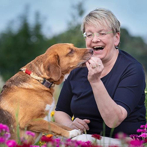 Claudia Eret mit Hündin Joy - nehmen Sie Kontakt auf!